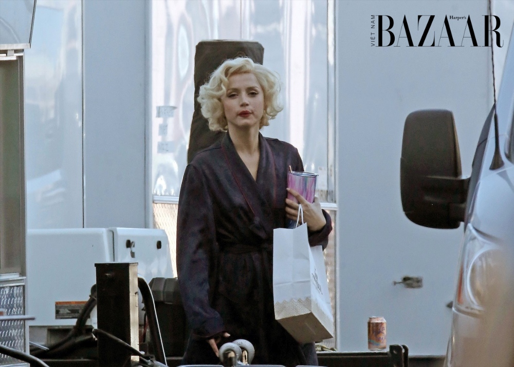 BZ-ana-de-armas-bond-girl-blonde-netflix-13