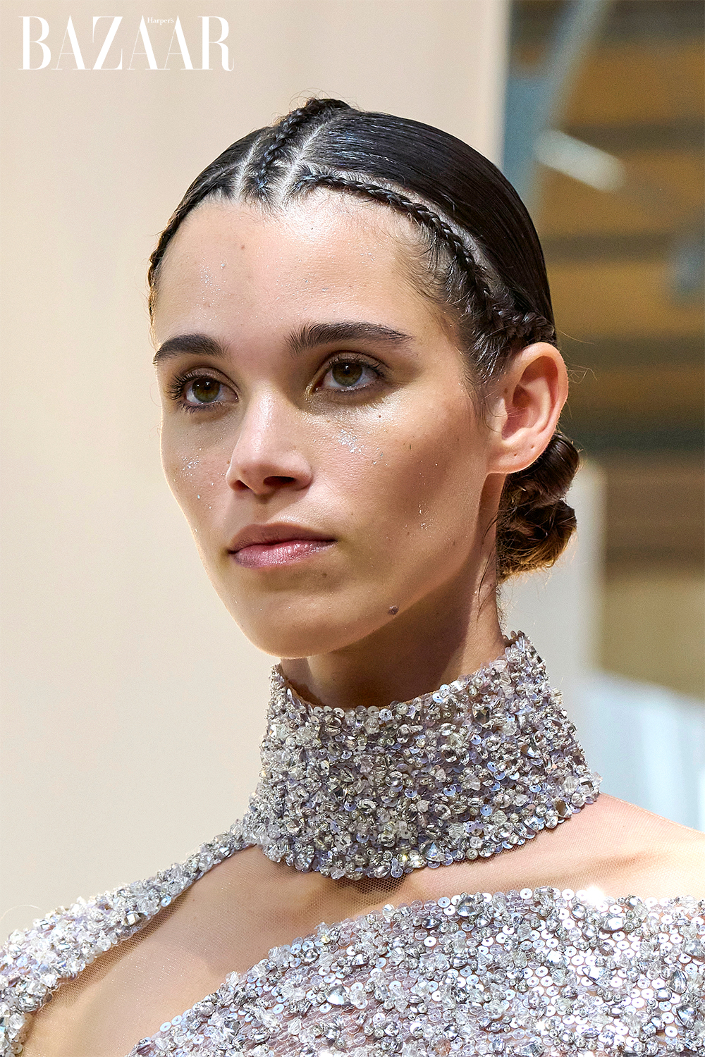 Kiểu làm tóc độc đáo của Elie Saab tại tuần lễ thời trang Thu Đông 2022.