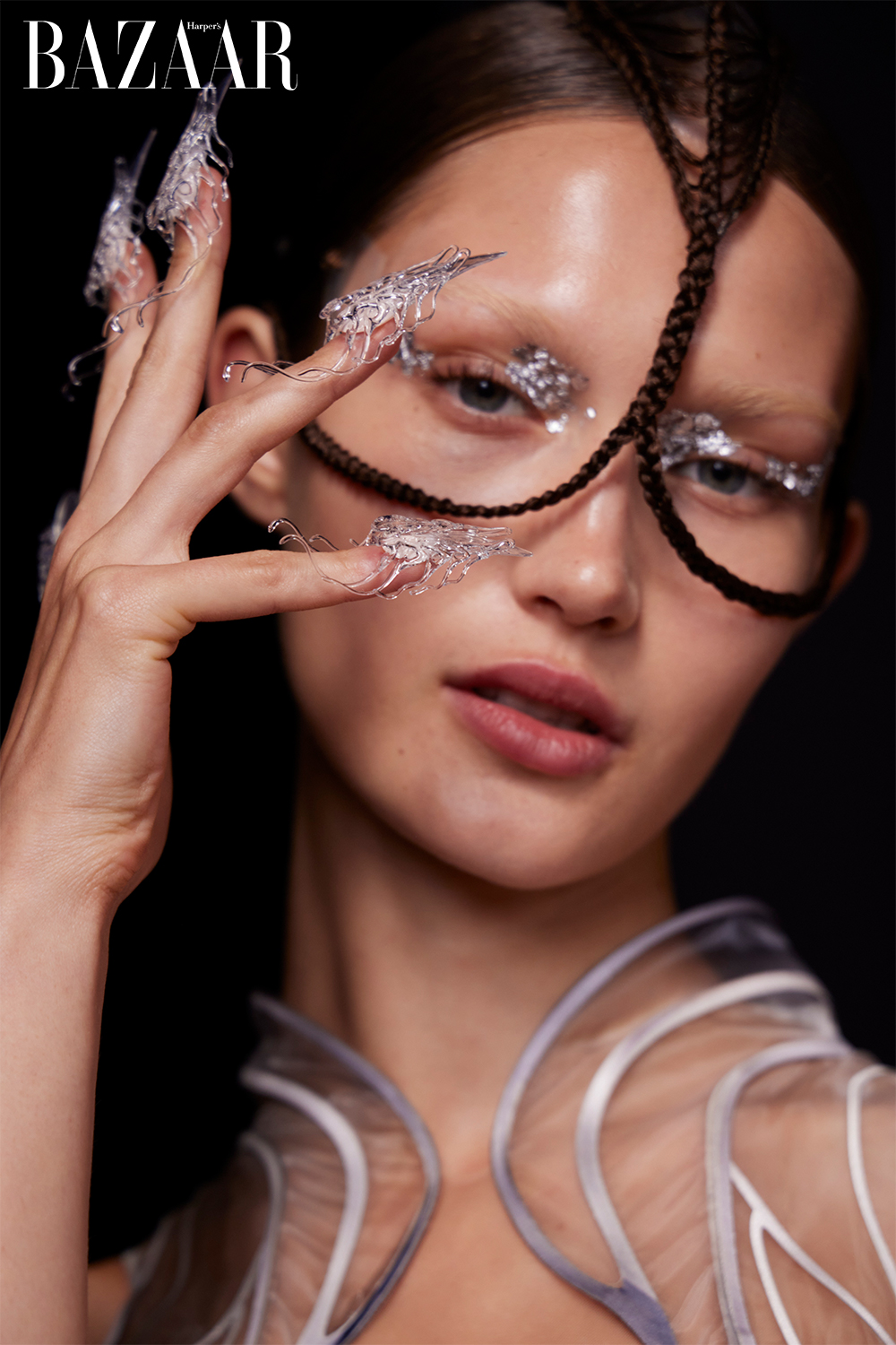 Phong cách làm móng 3D được Iris van Herpen sáng tạo lại trong show diễn Thu Đông 2022.