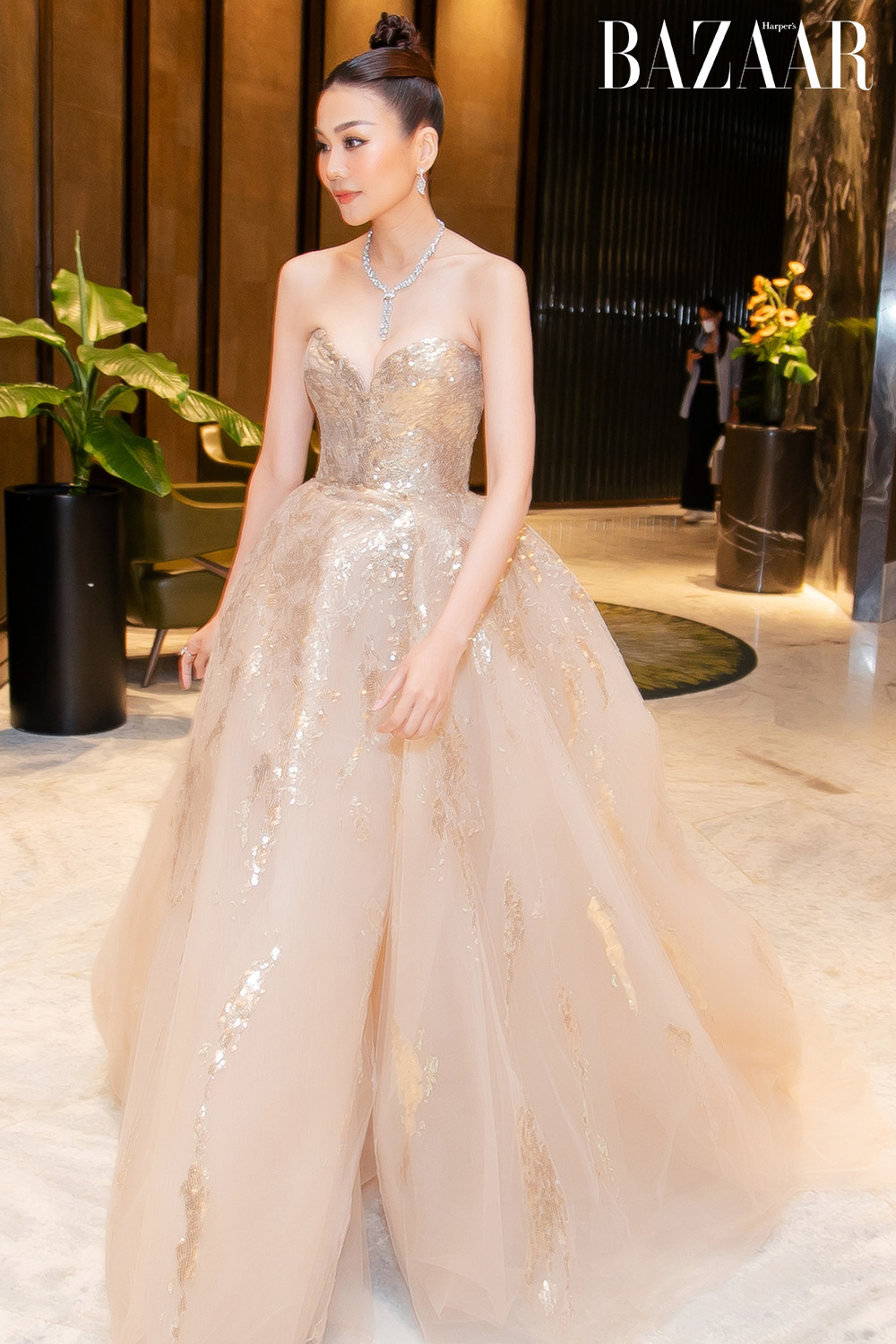 Harper's Bazaar_Thanh Hằng mặc Elie Saab_01