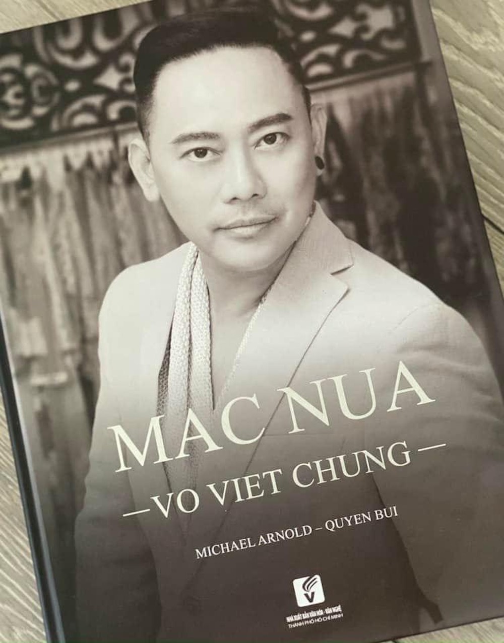Nhà thiết kế Võ Việt Chung chuẩn bị ra mắt sách về cuộc đời và sự nghiệp thiết kế của mình Nhà thiết kế Võ Việt Chung chuẩn bị ra mắt sách về cuộc đời và sự nghiệp thiết kế của mình