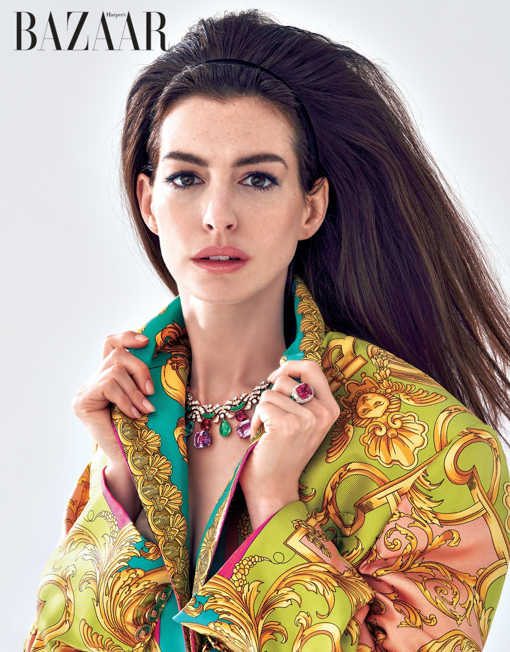 Anne Hathaway đeo trang sức thuộc BST Eden the Garden of Wonders của Bvlgari