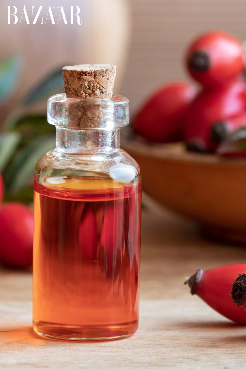 Chăm sóc da bằng cách sử dụng dầu tầm xuân mỗi ngày.