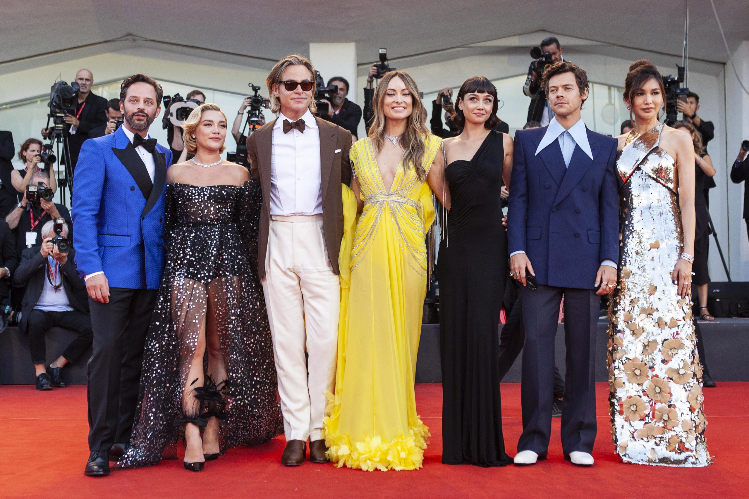Harper's Bazaar_Harry Styles mặc Gucci tại liên hoan phim Venice_10
