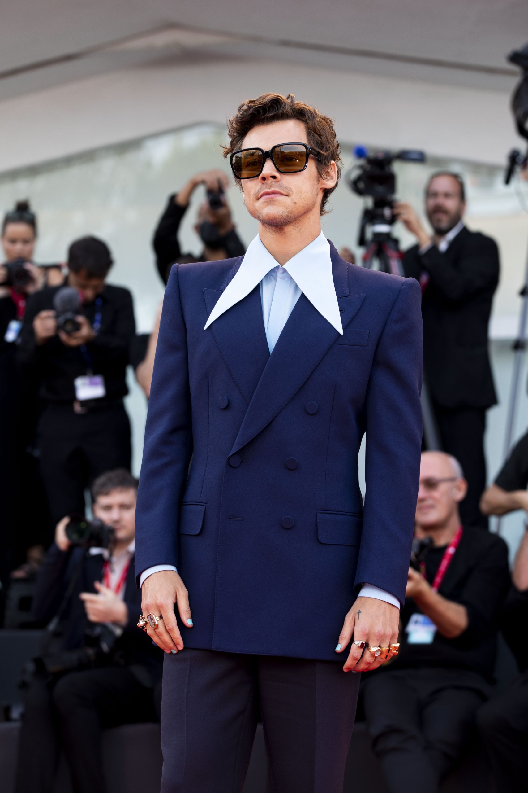 Harper's Bazaar_Harry Styles mặc Gucci tại liên hoan phim Venice_08