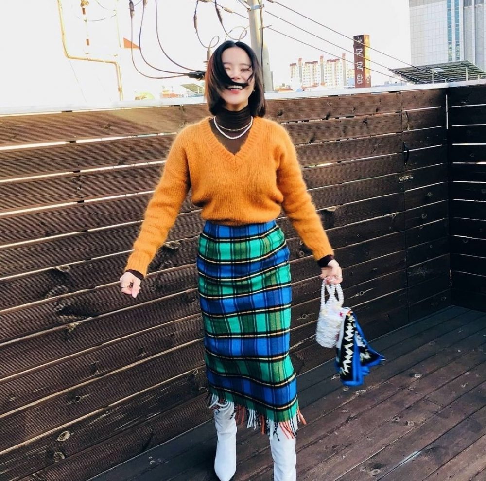 Phối sweater cùng chân váy