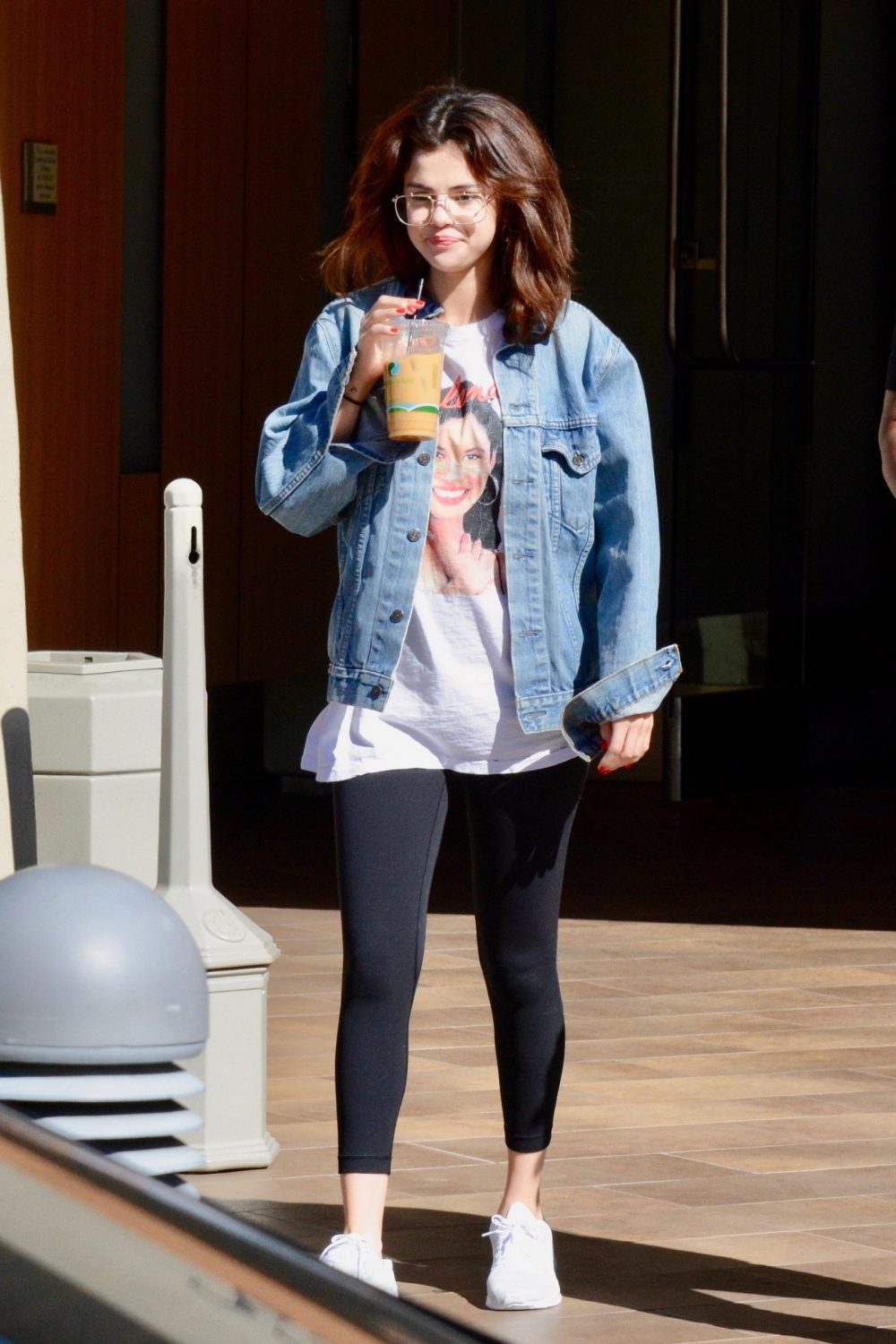 Phối jacket jean với quần legging