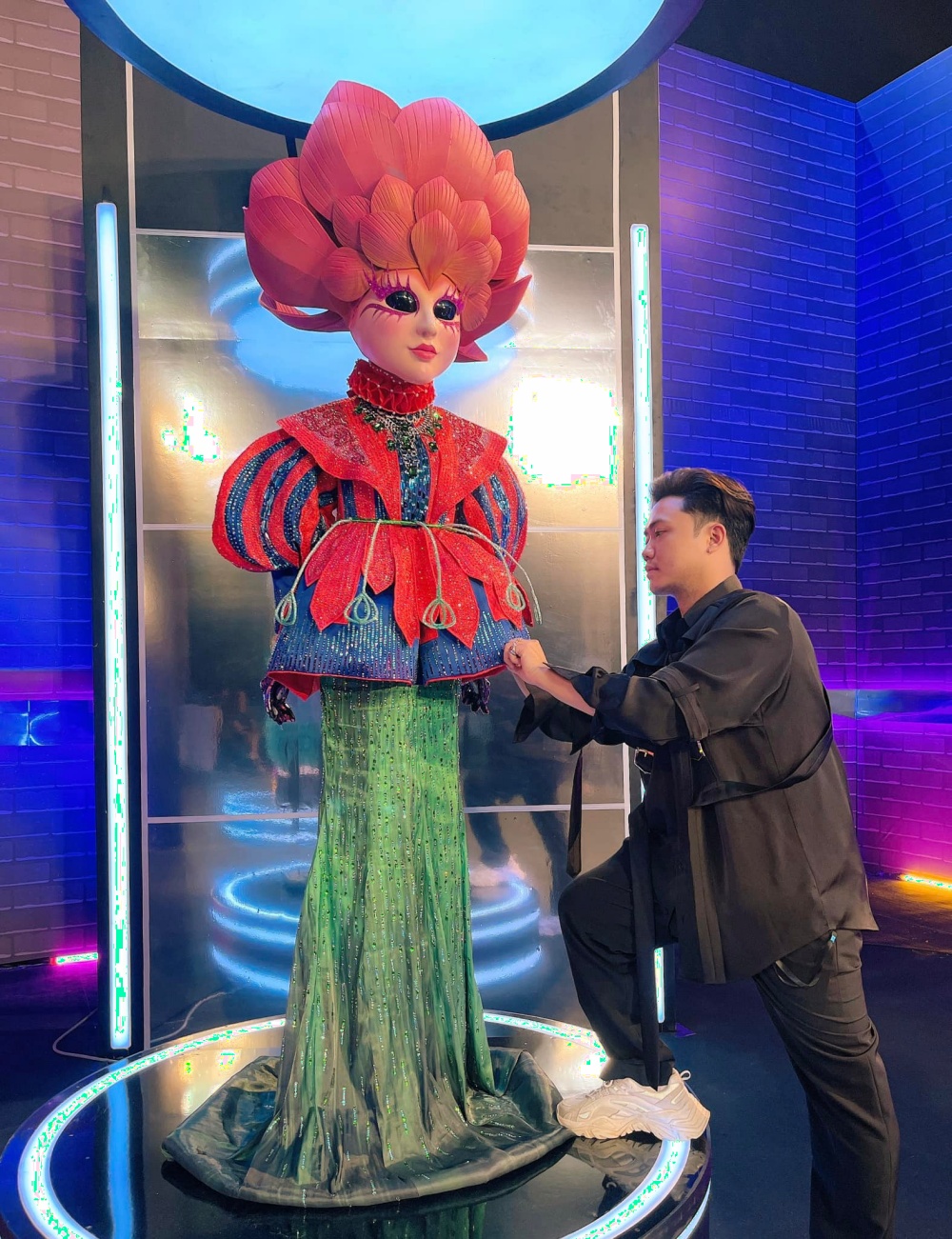 Ngô Mạnh Đông Đông bên mascot O Sen