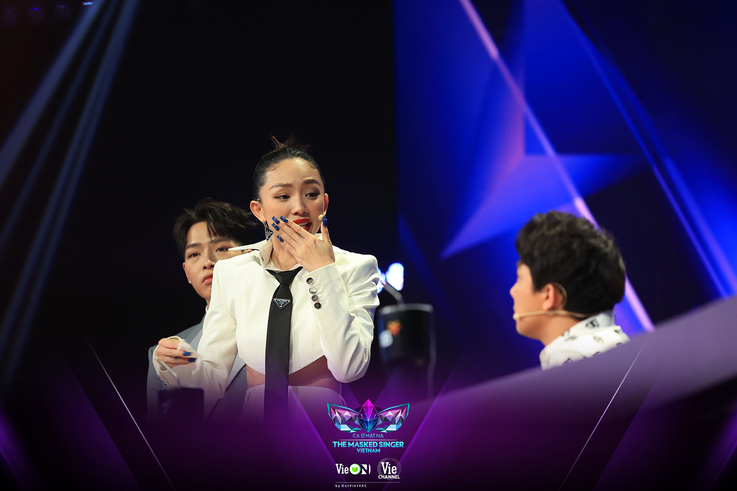 Harper's Bazaar_The Masked Singer Hươu Thần Mai Tiến Dũng_03
