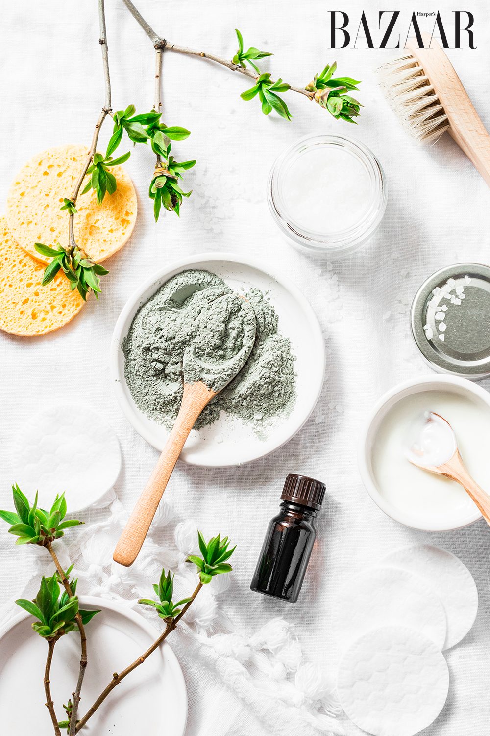 Đất sét bentonite có lợi ích trị mụn, thải độ cho da.