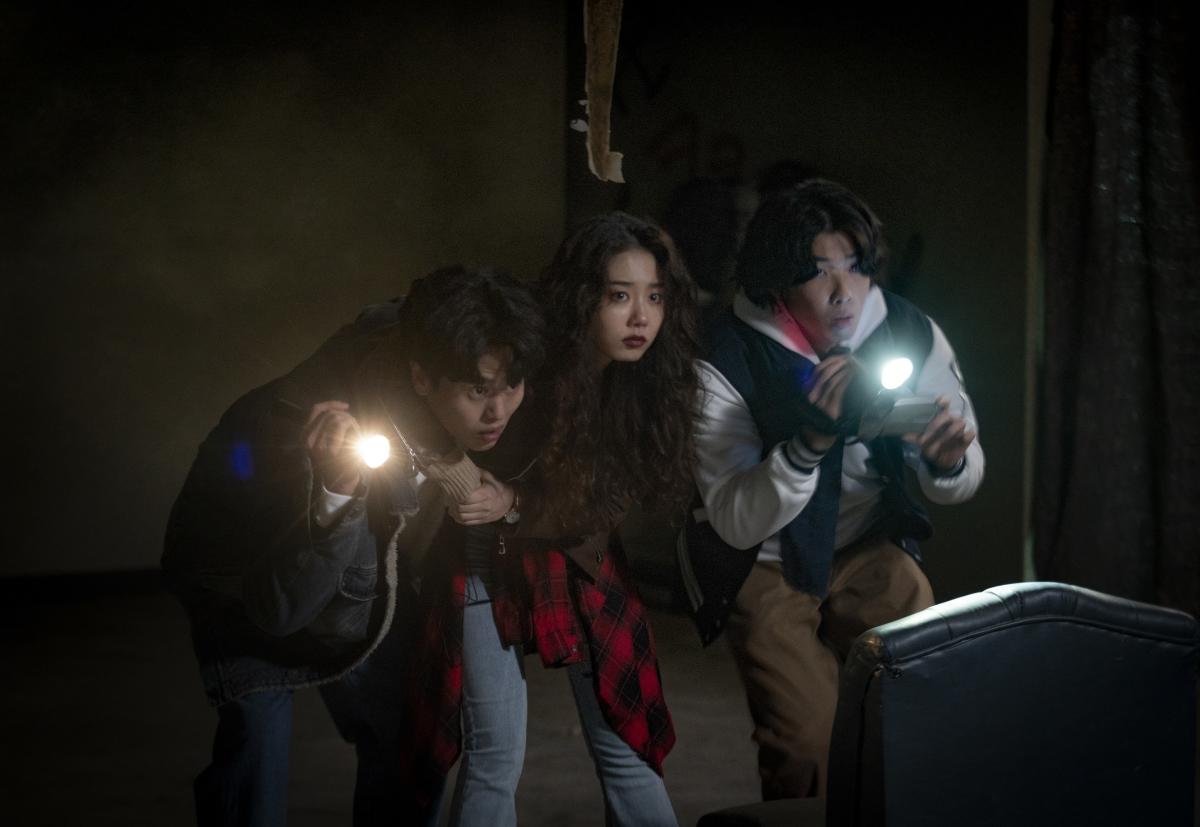 Phim ma kinh dị Hàn Quốc hay nhất mọi thời đại: Cổng địa ngục – Guimoon: The Lightless Door (2021)