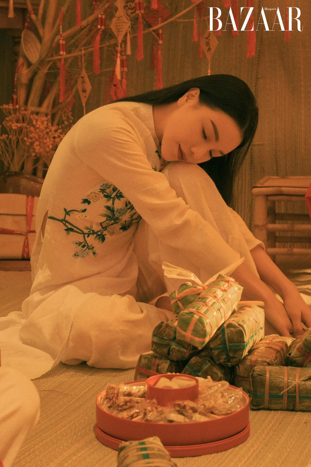 Trà Ngọc Hằng diện áo dài trắng kem nền nã.