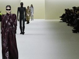 Balenciaga Thu Đông 2023 quay lại với cơ bản sau scandal