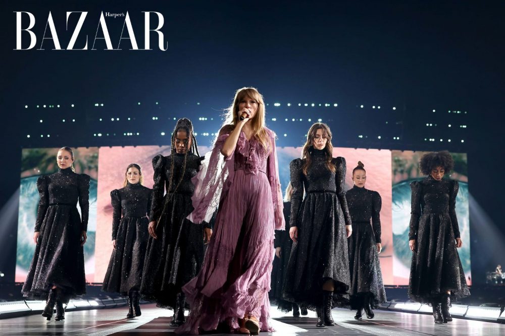 Taylor dịu dàng trong chiếc váy Alberta Ferretti màu oải hương với tay áo bồng bềnh