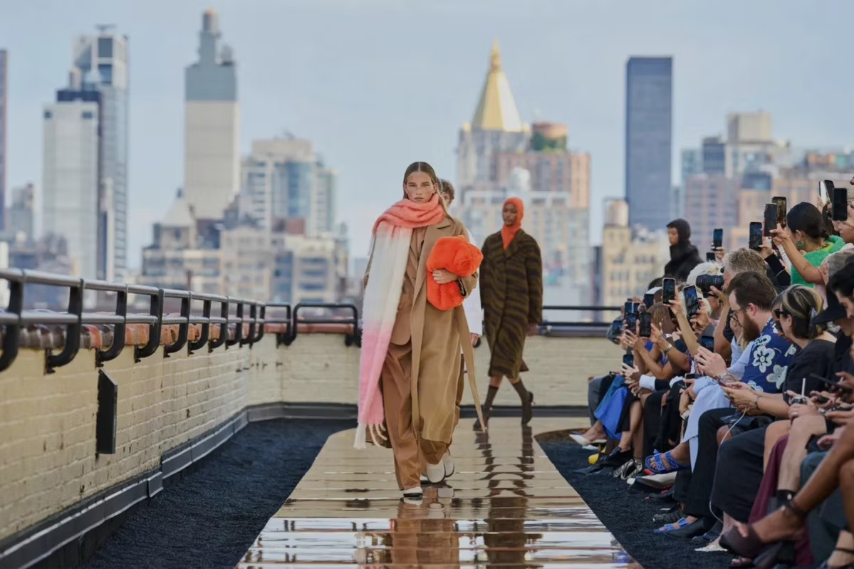 Show diễn của COS tại New York Fall/Winter 2022