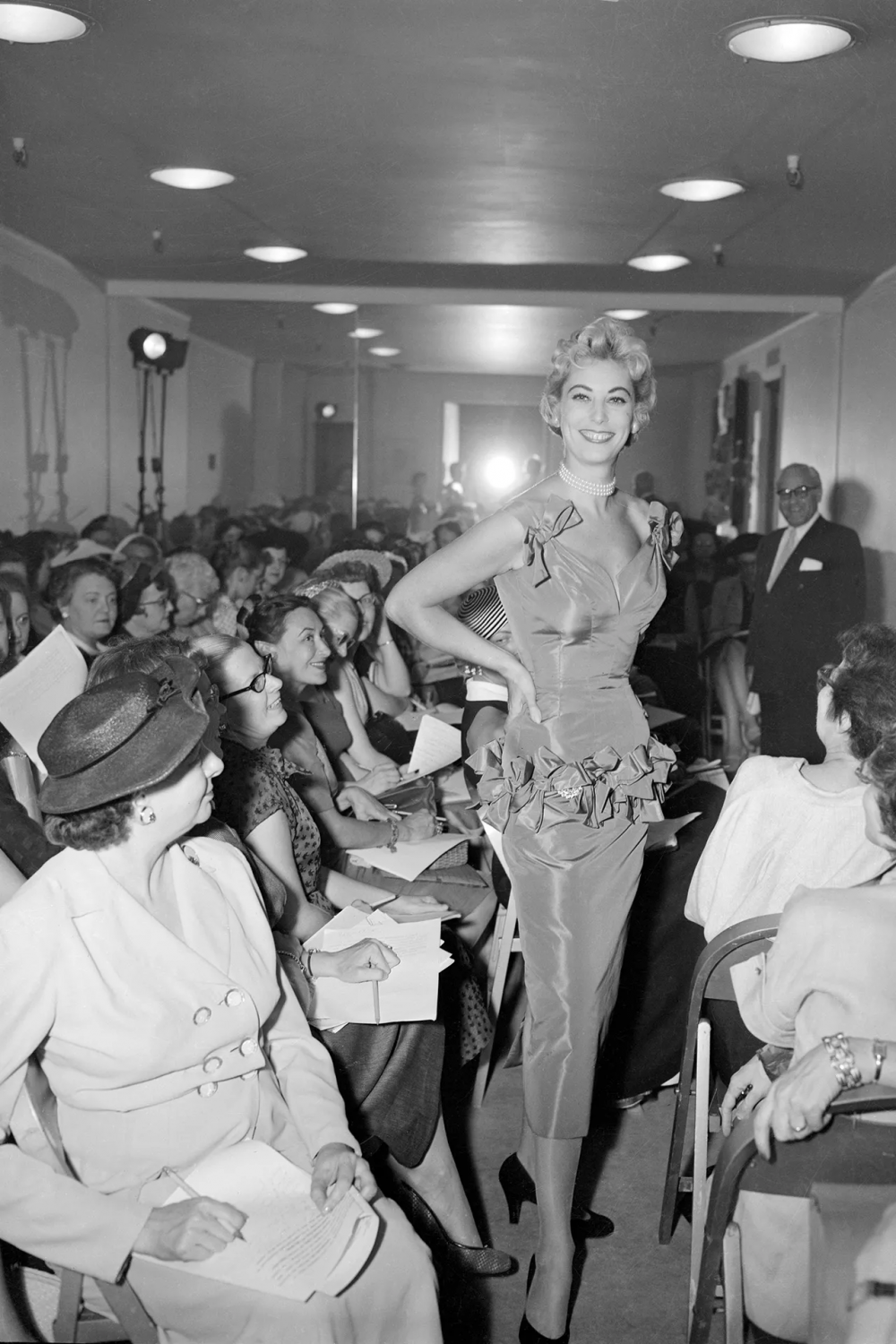 Một người mẫu trình diễn trên sàn catwalk