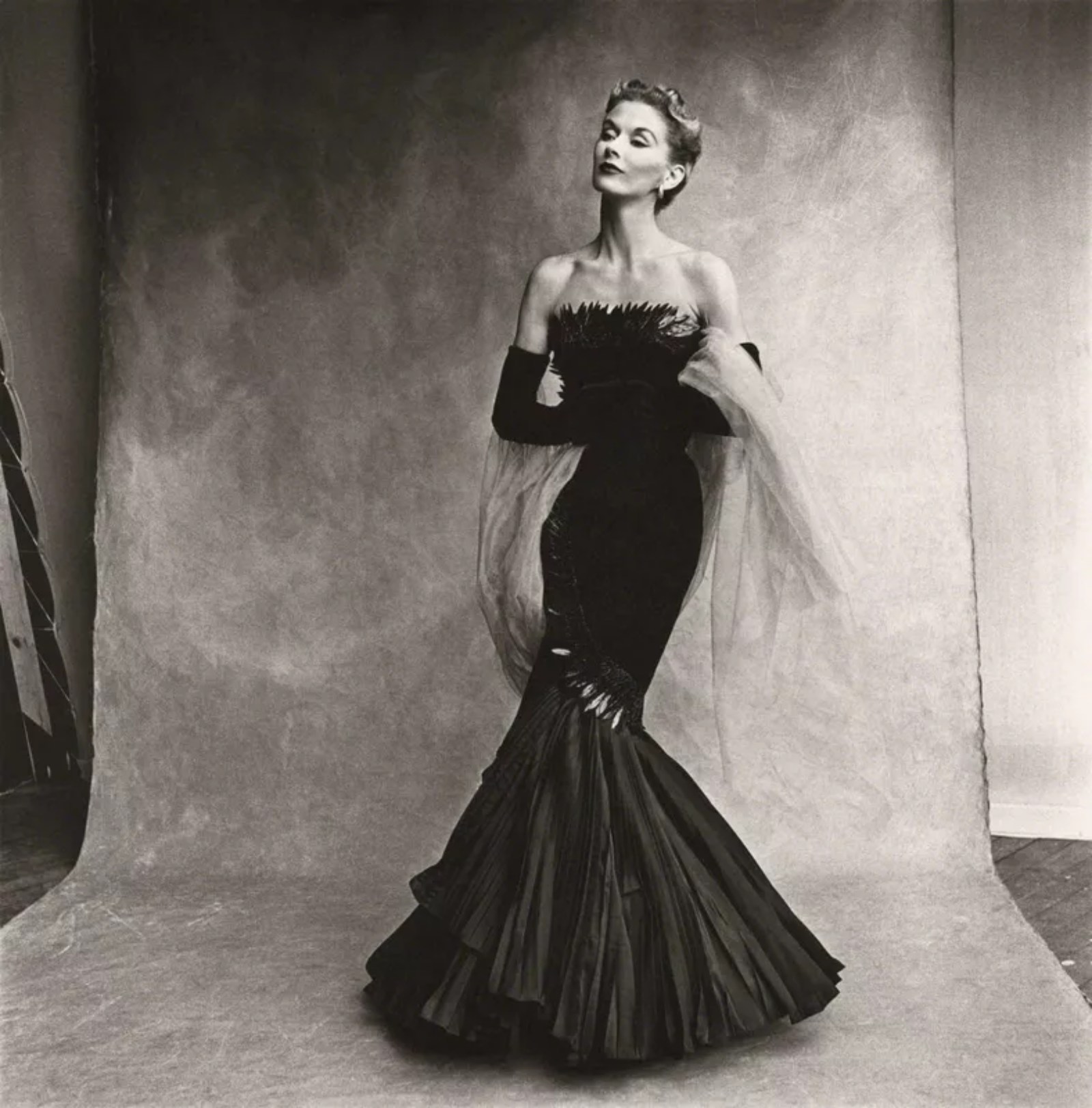 Lisa Fonssagrives-Penn và chiếc váy đuôi cá từ Rochas, ảnh chụp năm 1950. Ảnh: The Met/Irving Penn.