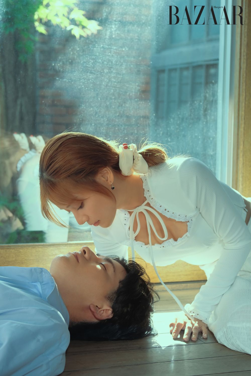 khoảnh khắc nữ ca sĩ chạm môi chàng trai trong MV
