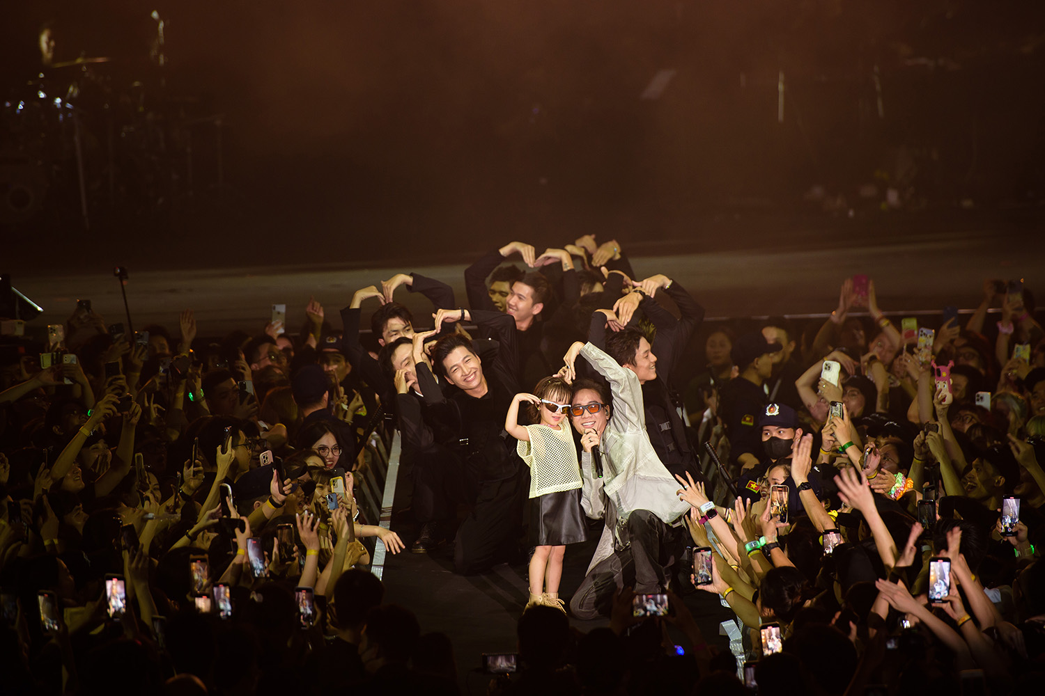 Harper's Bazaar_Show của Đen tại Hà Nội_03
