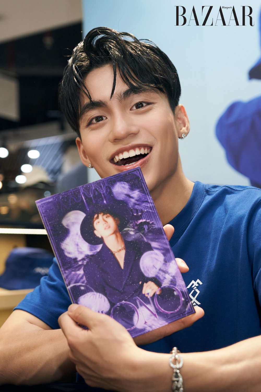 Ca sĩ MONO tại buổi fansign.