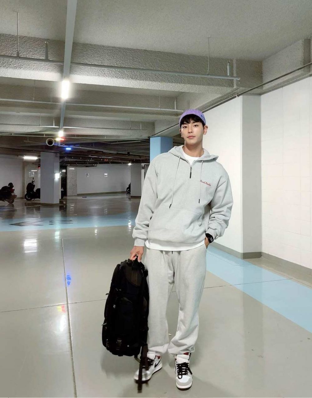 Áo thun mix cùng quần jogger