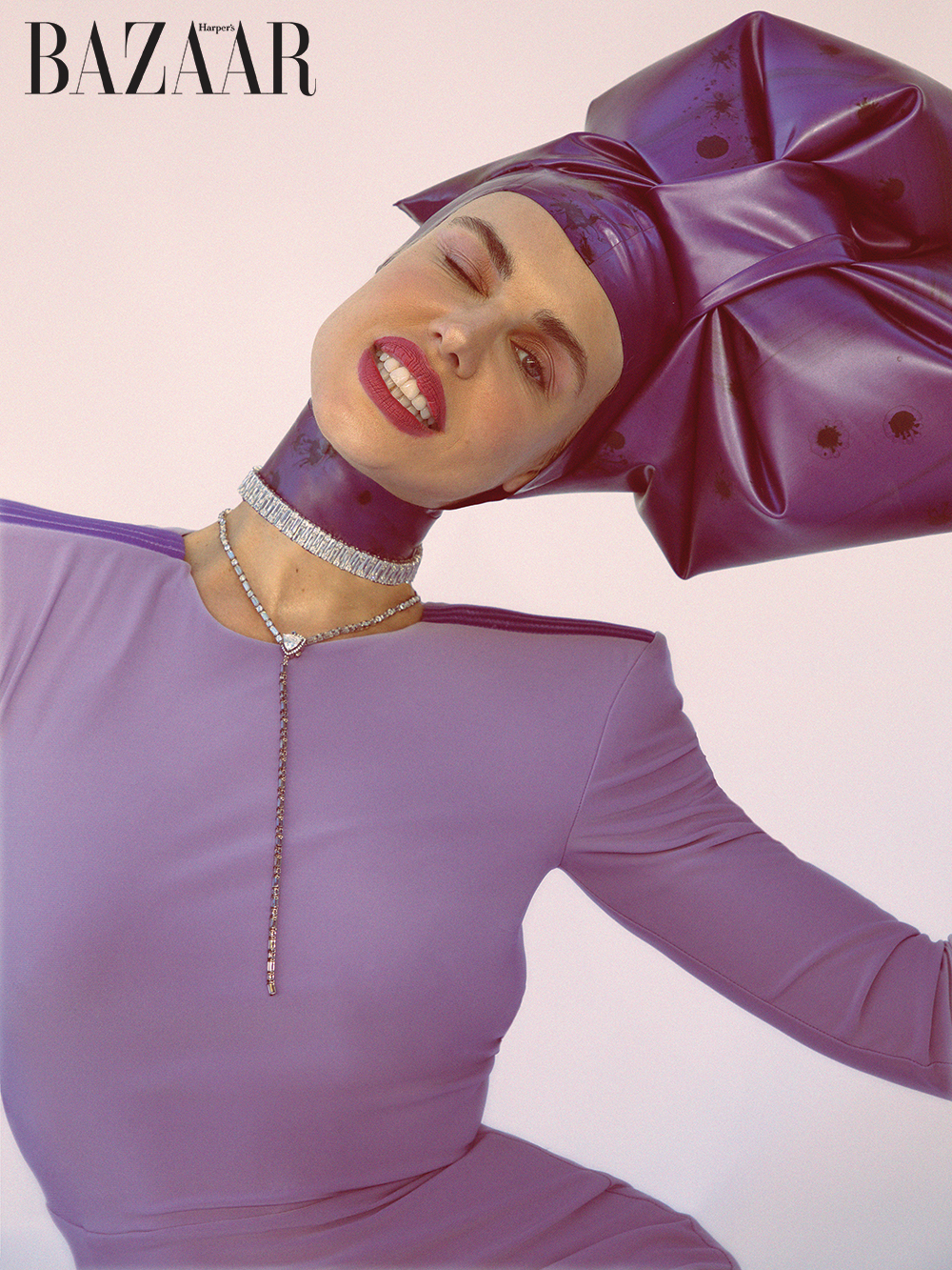 Áo đầm dài, Zhivago. Mũ cao su, Vex Latex. Vòng choker, dây chuyền và nhẫn, Sally Skoufis