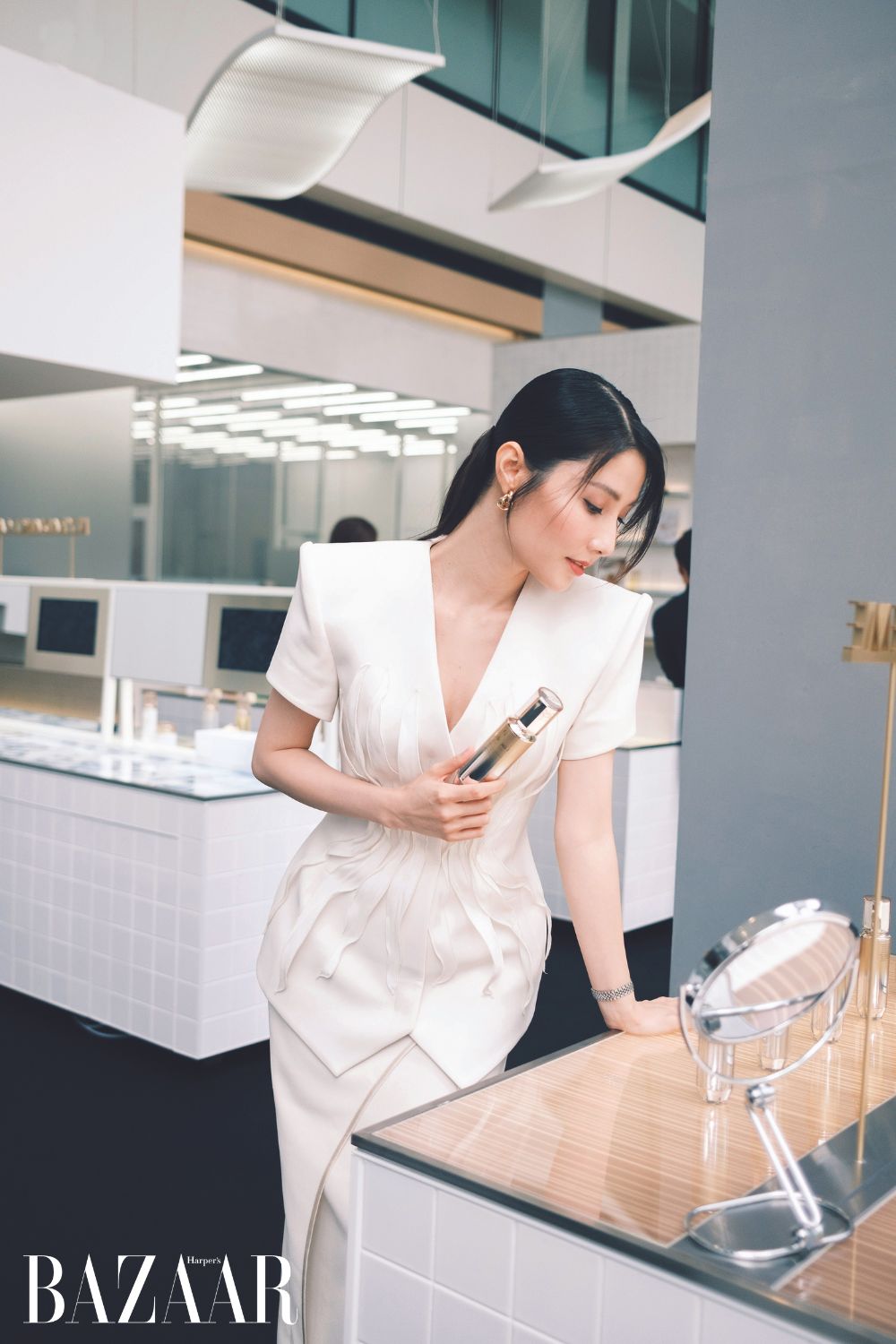 Diễn viên Diễm My trải nghiệm và hiểu thêm về Skin Intelligence.