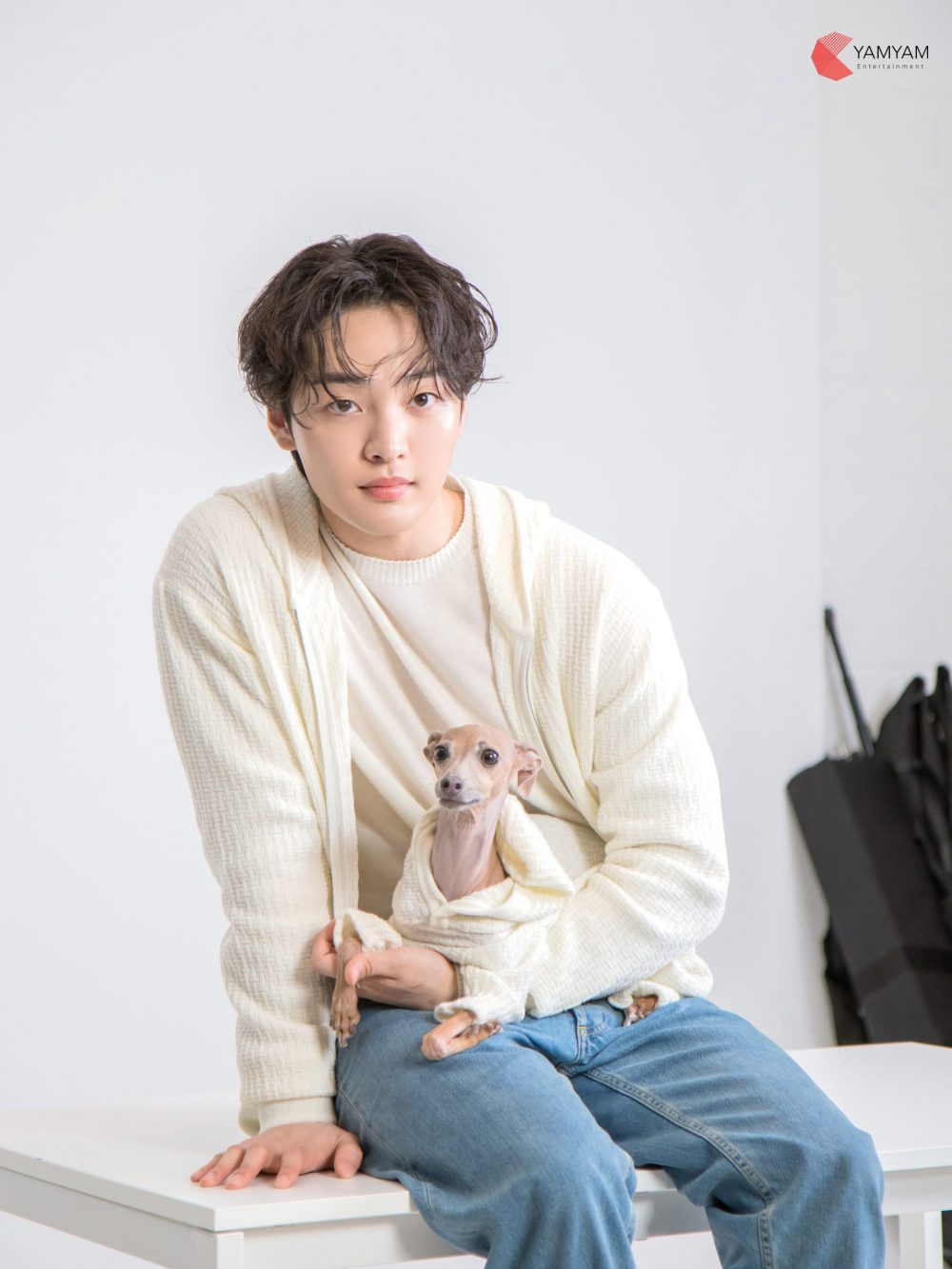 Mix đồ đi Đà Lạt chuẩn “oppa” xứ Hàn với áo cardigan