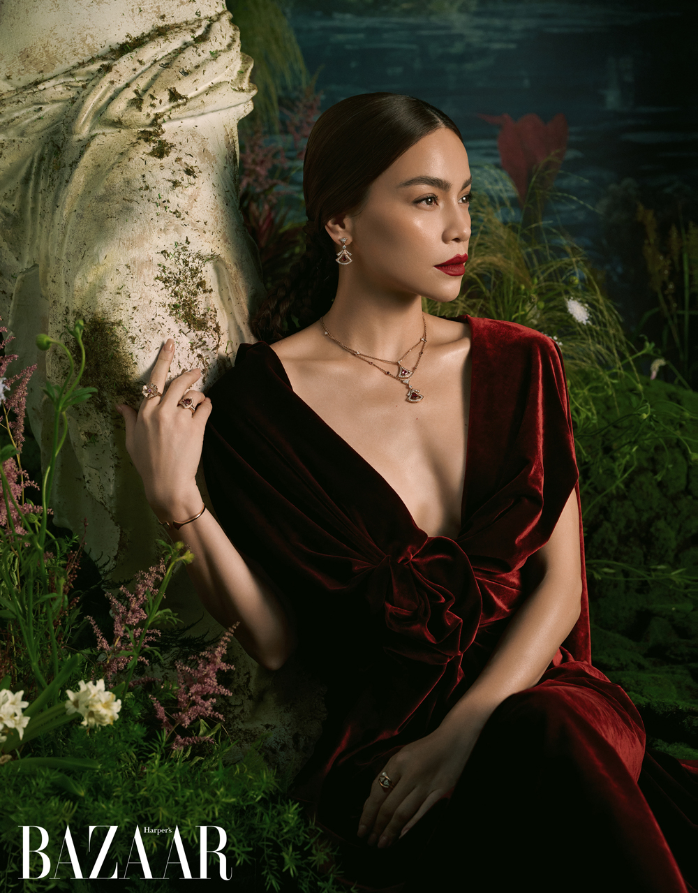 Hoa tai, vòng cổ thuộcbộ sưu tậpBulgari Divas’ Dream. Đầm, Lâm Gia Khang