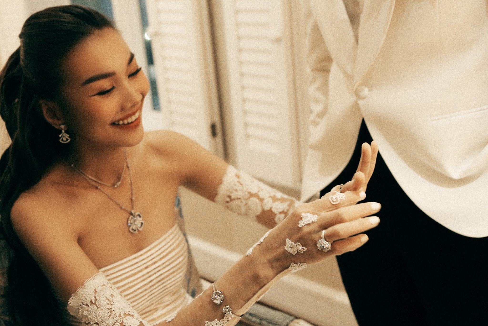 Ý nghĩa trang sức cưới của siêu mẫu Thanh Hằng