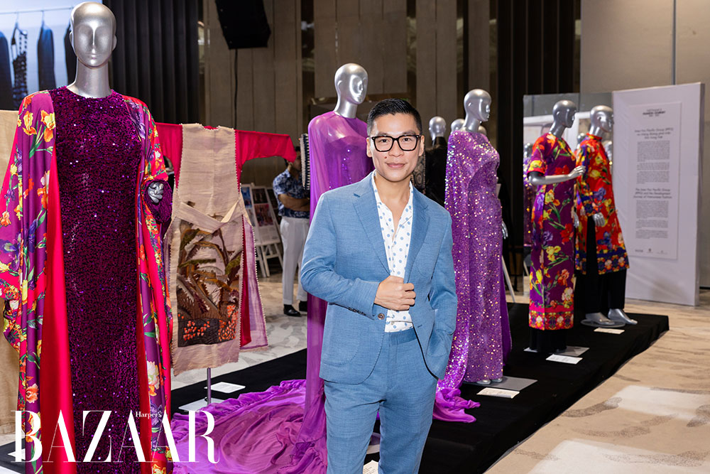 Adrian Anh Tuấn và Sơn Đoàn tại buổi Triển lãm Vietnam's Fashion Journey. Ngồn: Kiếng Cận Team