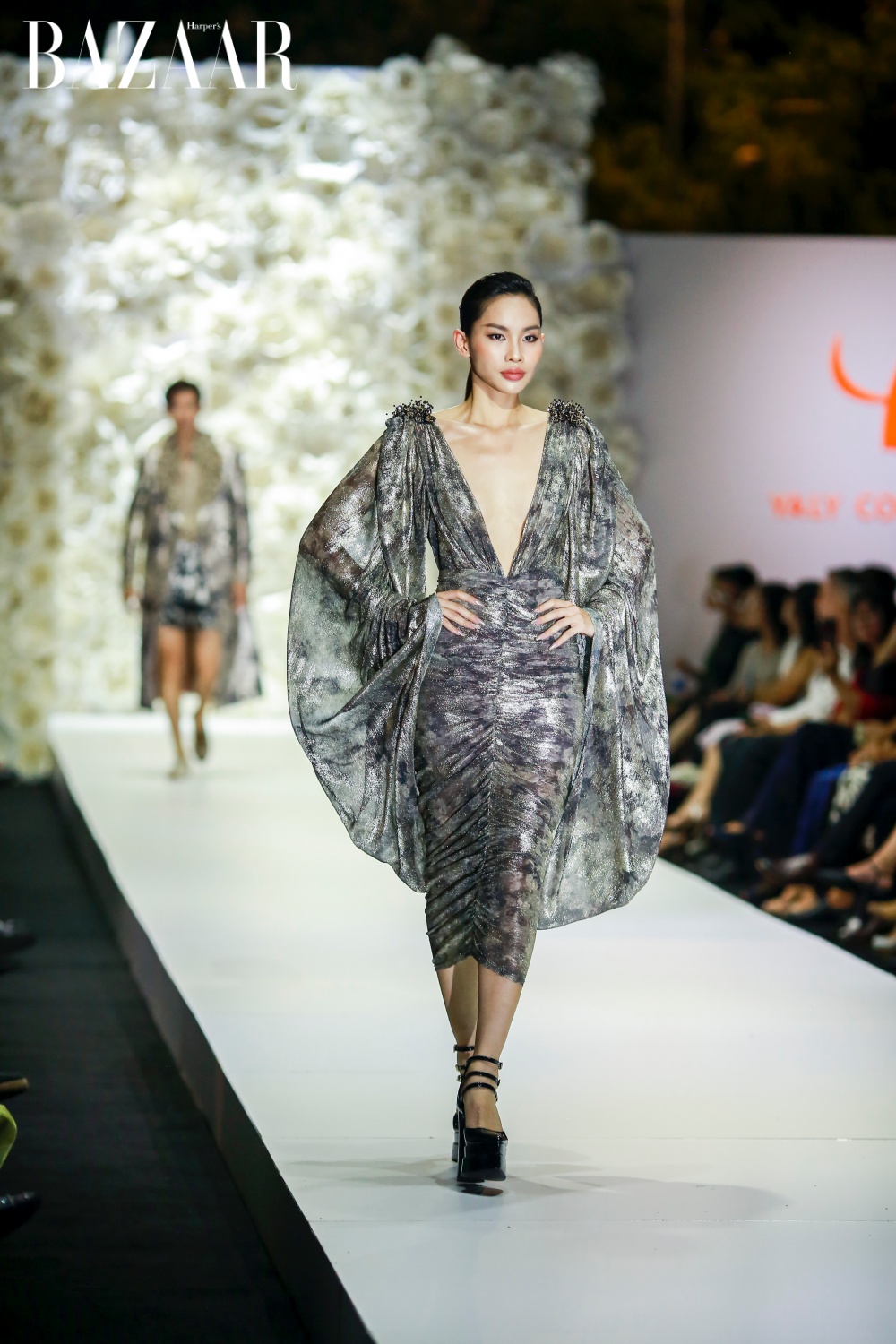 Một thiết kế của Yaly Couture trình diễn tại show The Edge of Ellegance vừa qua