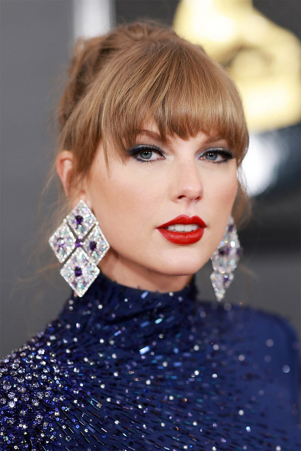Phong cách trang điểm Taylor Swift với son đỏ.