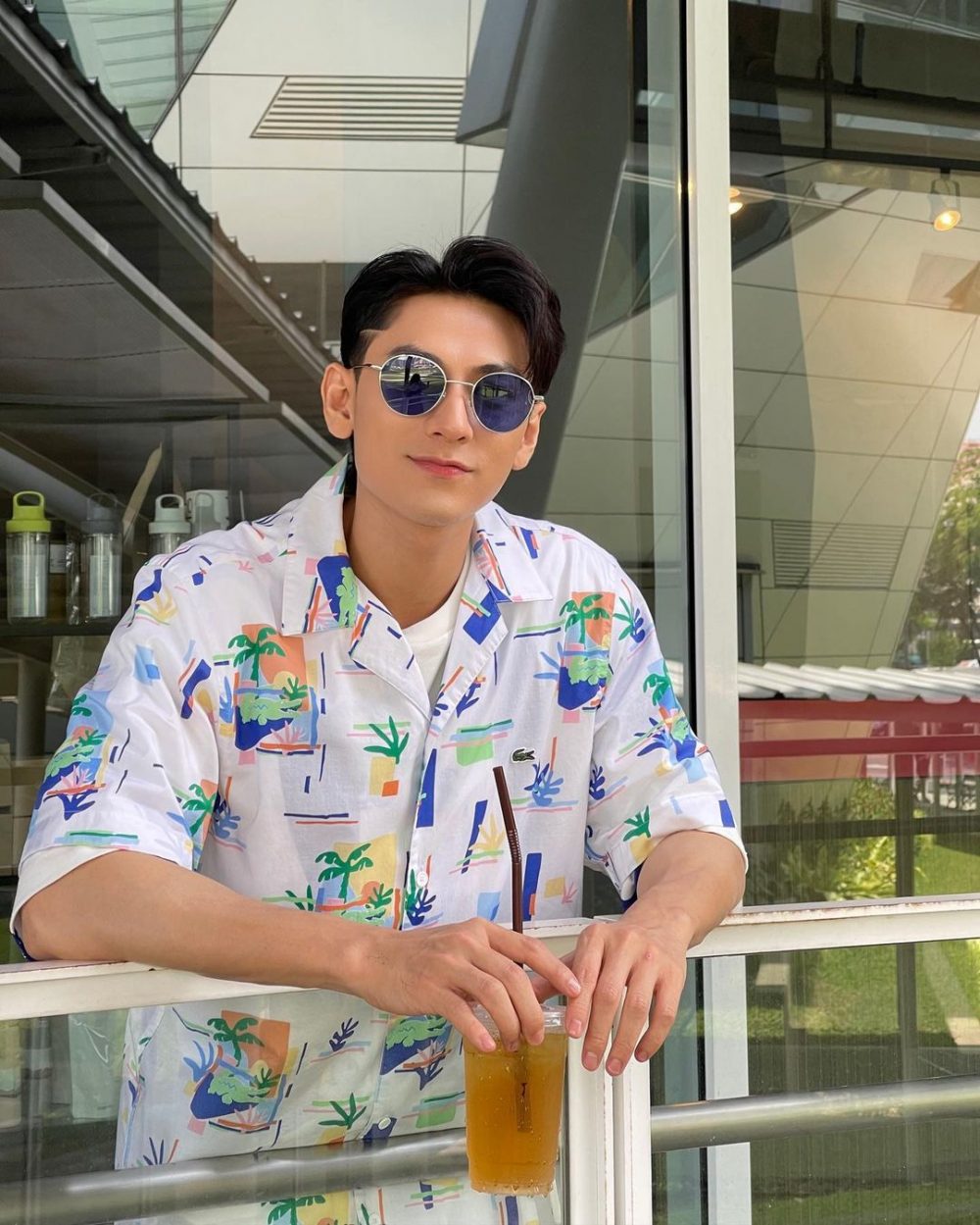 mặc áo hoa và quần đùi