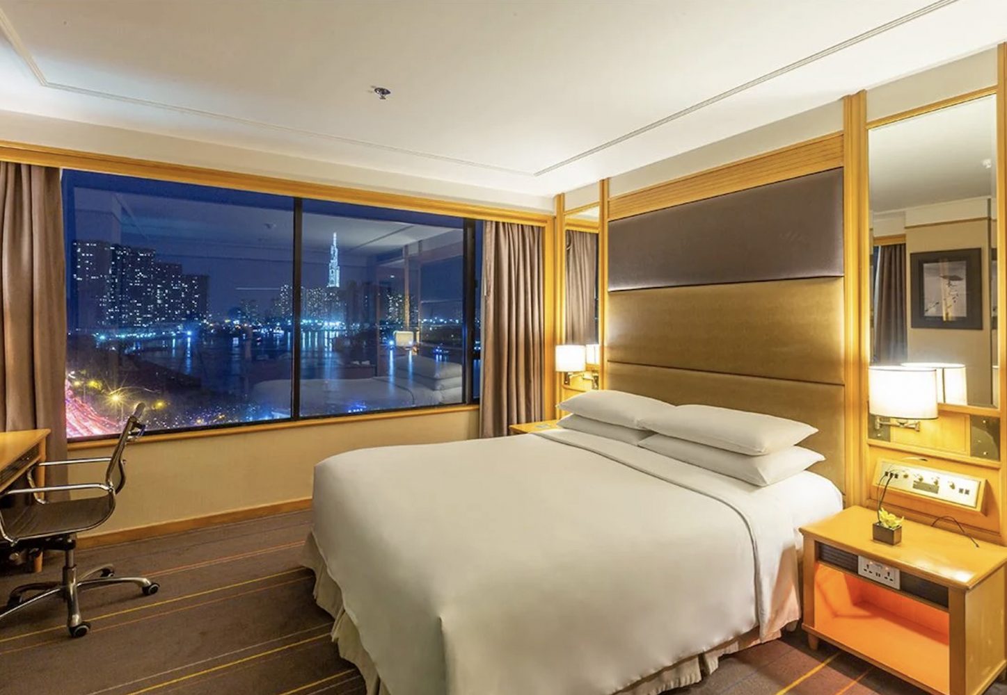 Khách sạn view sông Sài Gòn Renaissance Riverside Hotel Saigon