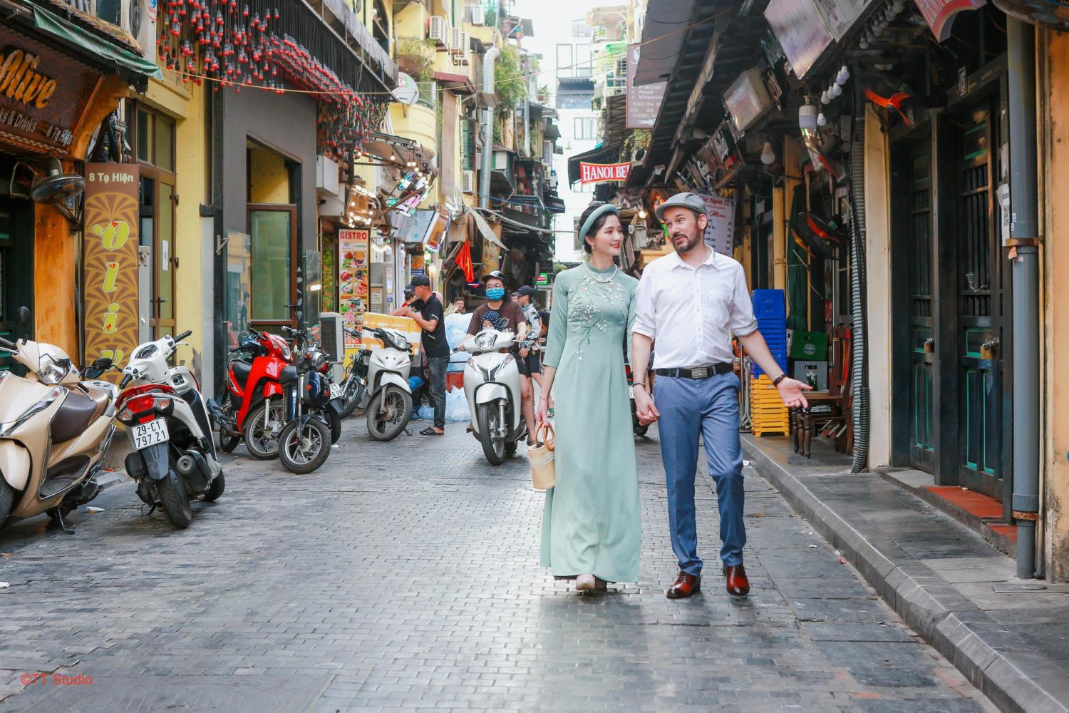 Phố Tây Tạ Hiện