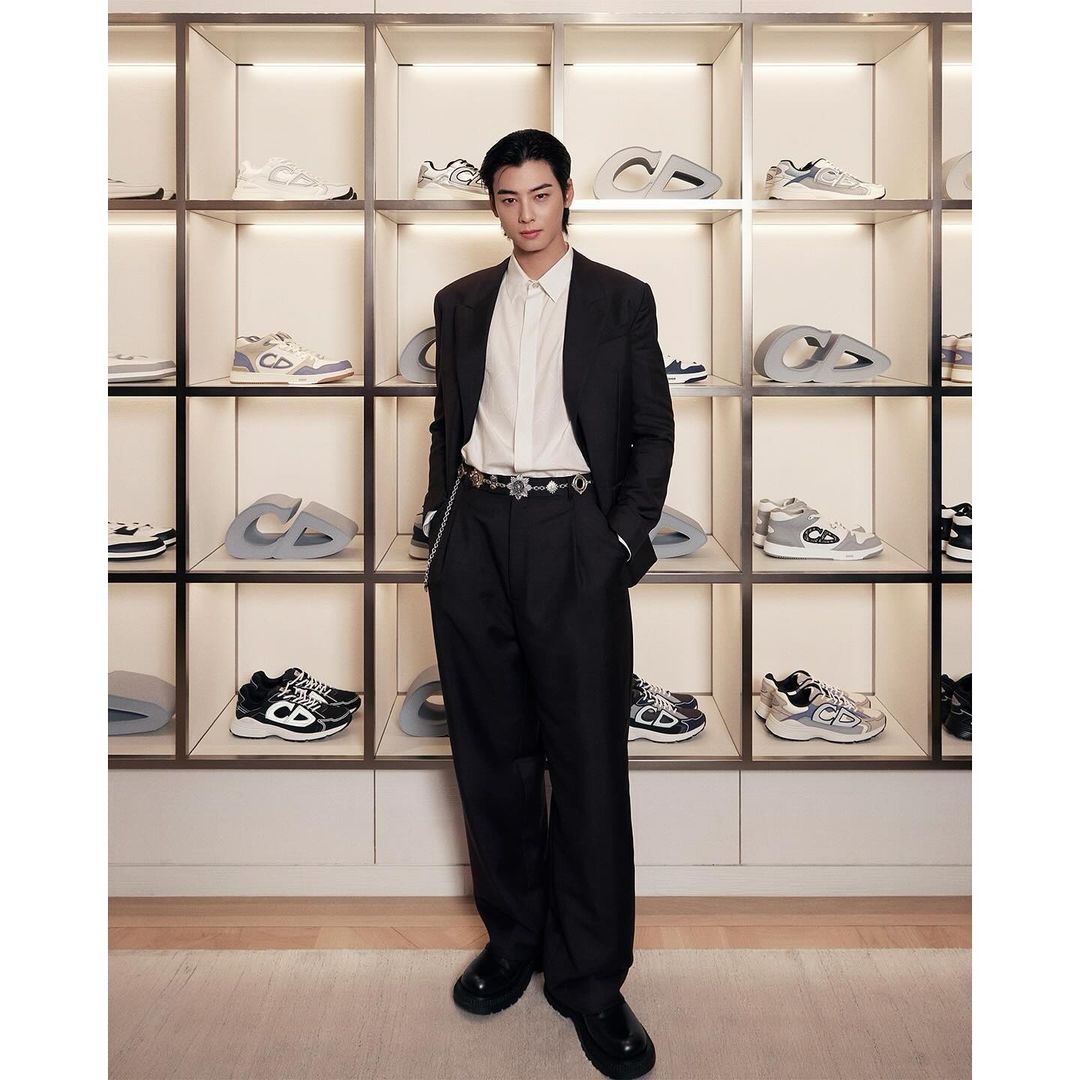 Quần đen phối áo màu gì nam? 13 cách mix & match chuẩn fashionista