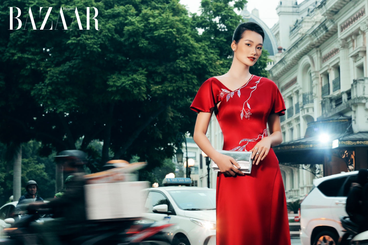 Một thiết kế sắc đỏ khác trong BSt Khúc giao mùa của NTK Xuân Lê.