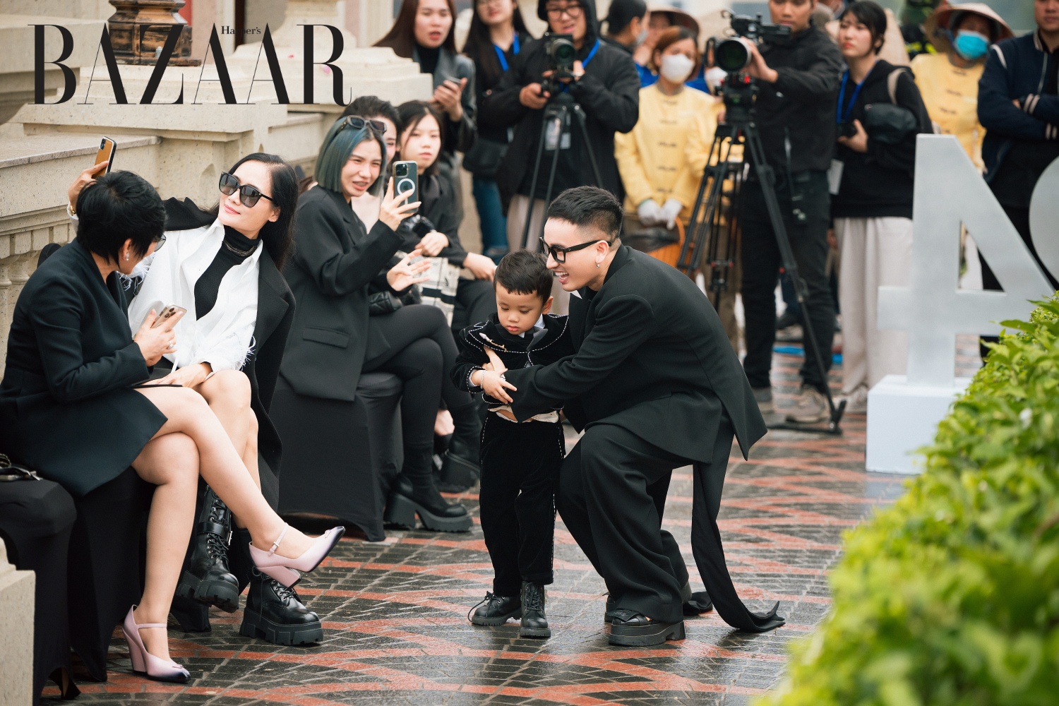 Nhà thiết kế Hà Duy và con trai Minh Nhật chào kết thúc show diễn.