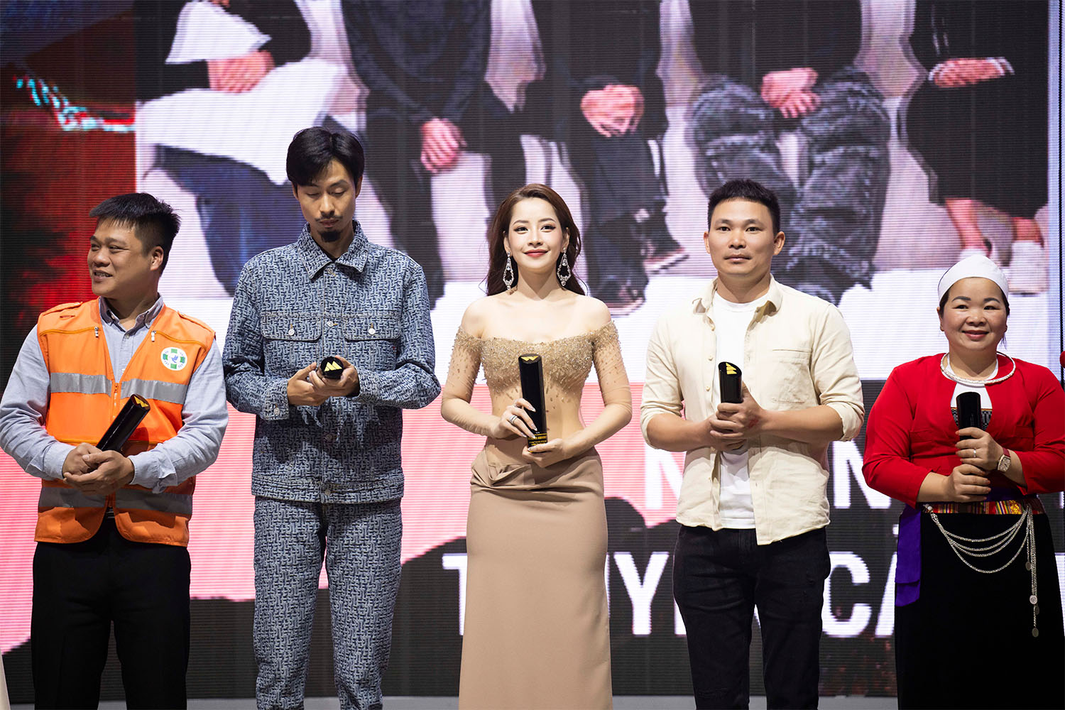 Harper’s Bazaar_Chi Pu trình diễn Đoá Hoa hồng tại WeChoice_08