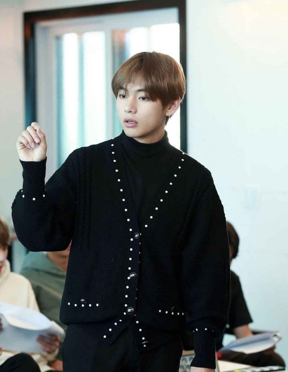 Mix áo cardigan cùng áo giữ nhiệt