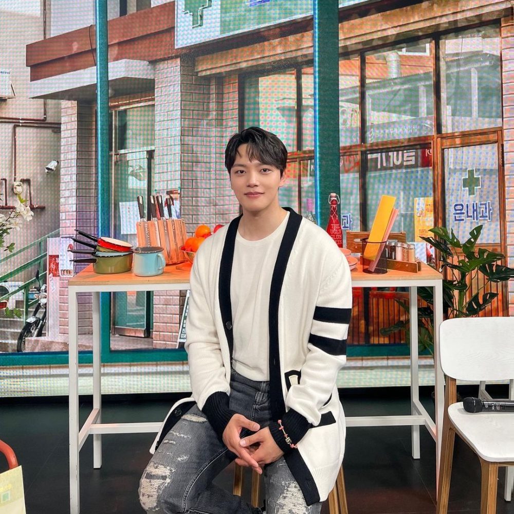 Áo cardigan nam dài phối cùng quần jean