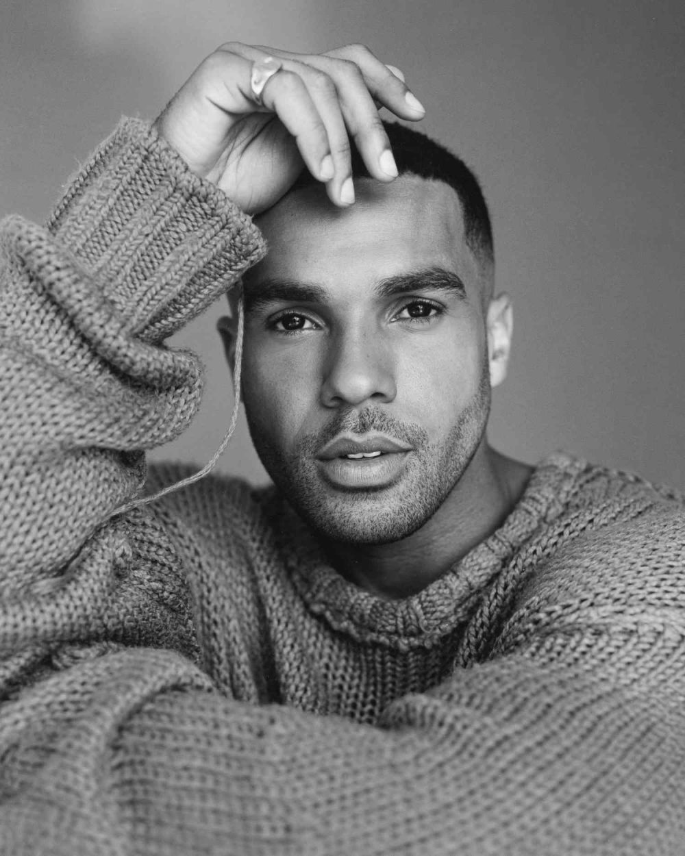 Top gương mặt đẹp trai nhất thế giới 2024: Lucien Laviscount – diễn viên người Anh