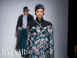 Giorgio Armani Thu Đông 2024: Hoa mùa đông báo hiện tái sinh
