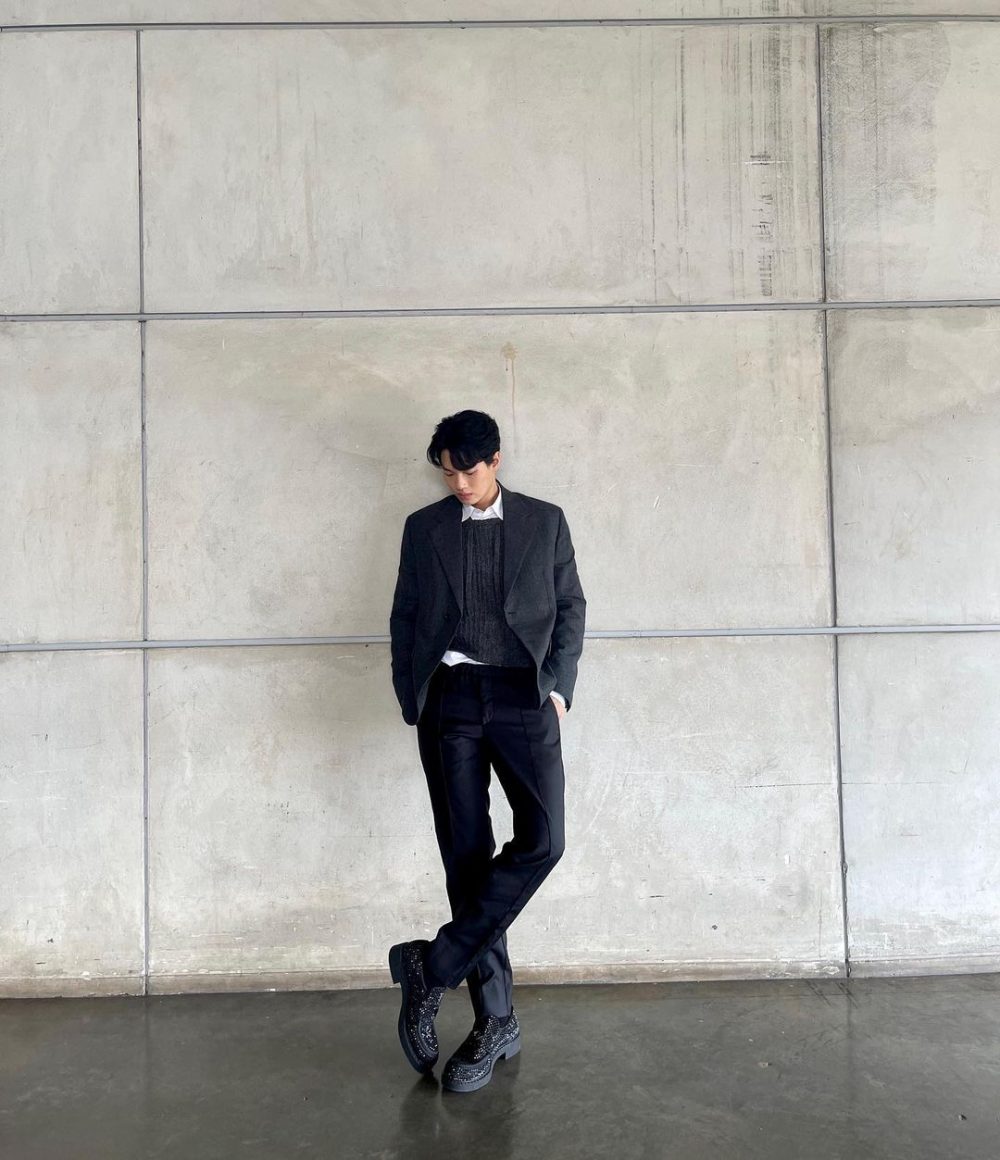 blazer đen nam và áo len