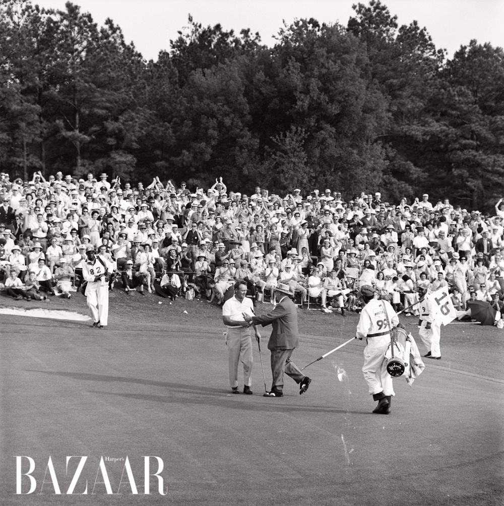 Rolex Testimonee Arnold Palmer được một quan chức chúc mừng sau khi chiến thắng giải đấu Masters năm 1964. Ảnh: Getty Images 