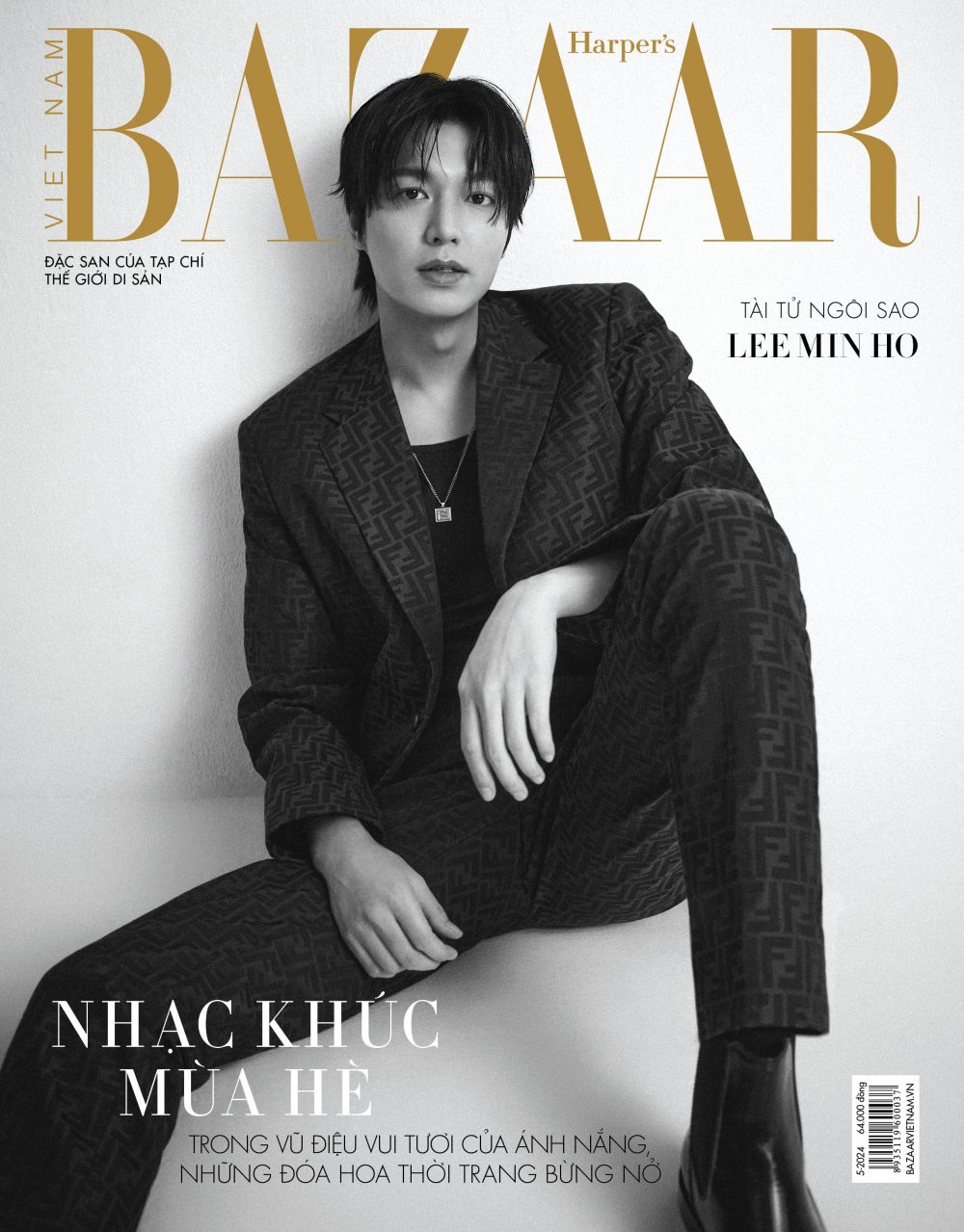 Suit, áo trong, giày và vòng cổ, FENDI.