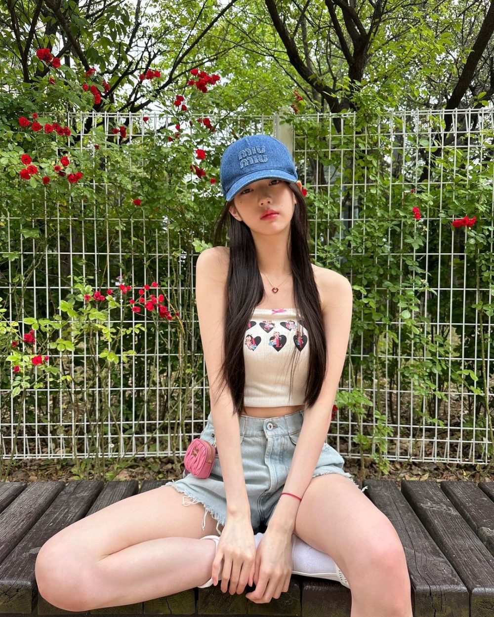 quần short jean và áo cúp ngực