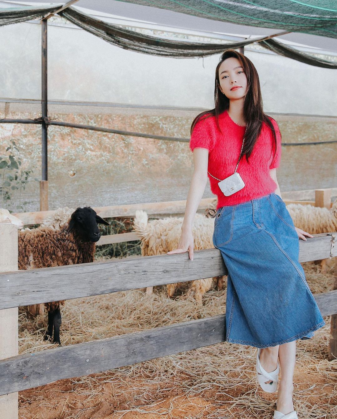 Phối chân váy bò dài và áo len ngắn tay