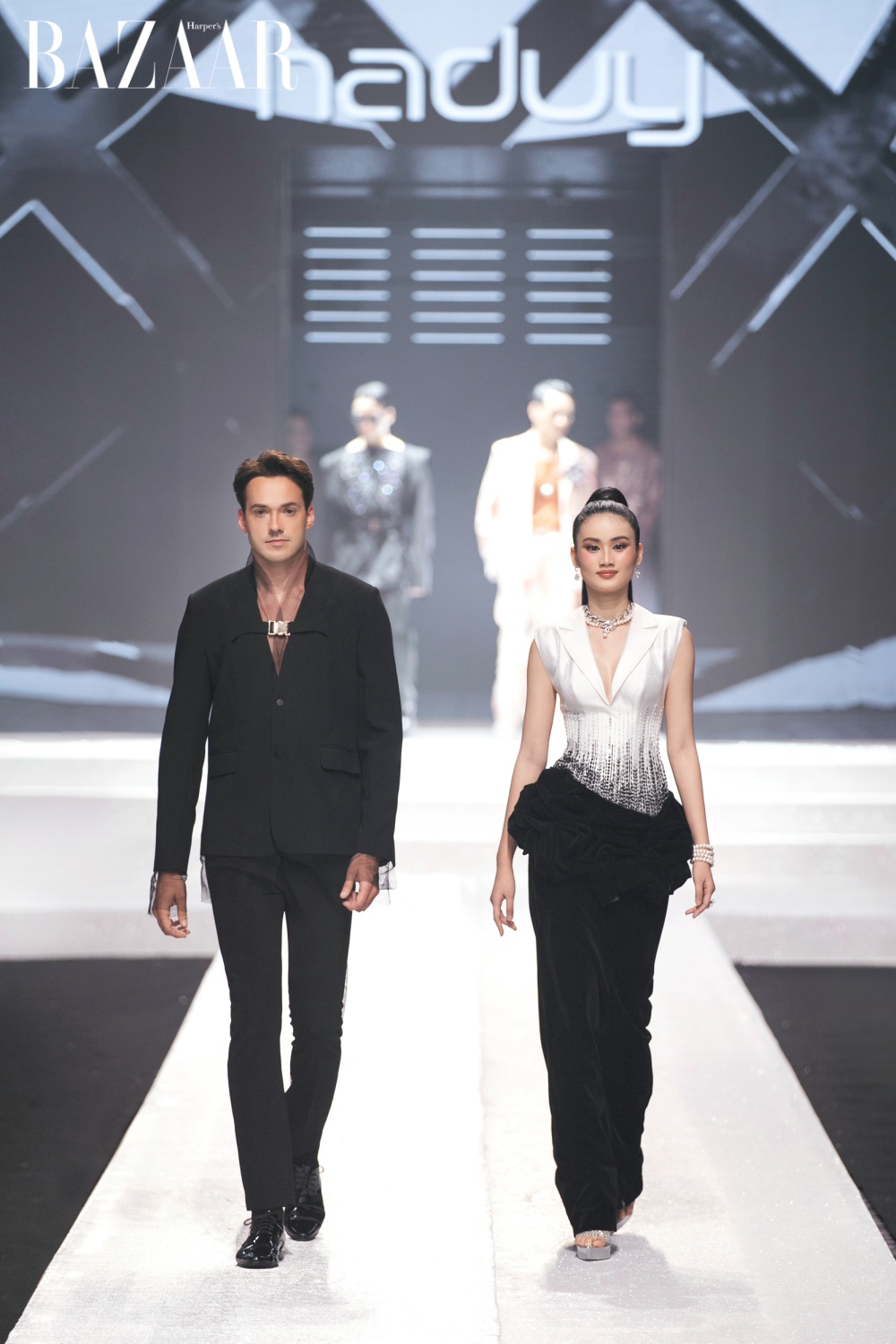 Hoa hậu Ý Nhi và Nam vương Thế giới 2019 Jack Heslewood kết lại show diễn của Hà Duy. 